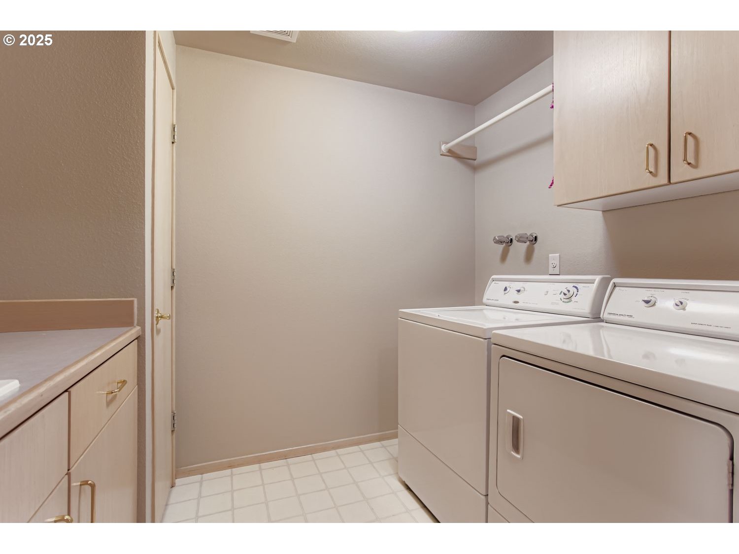 15917 Northeast Union Road, Unit 113 Ridgefield, WA 98642 - Photo 24 of 27 a utility room with dryer and washer