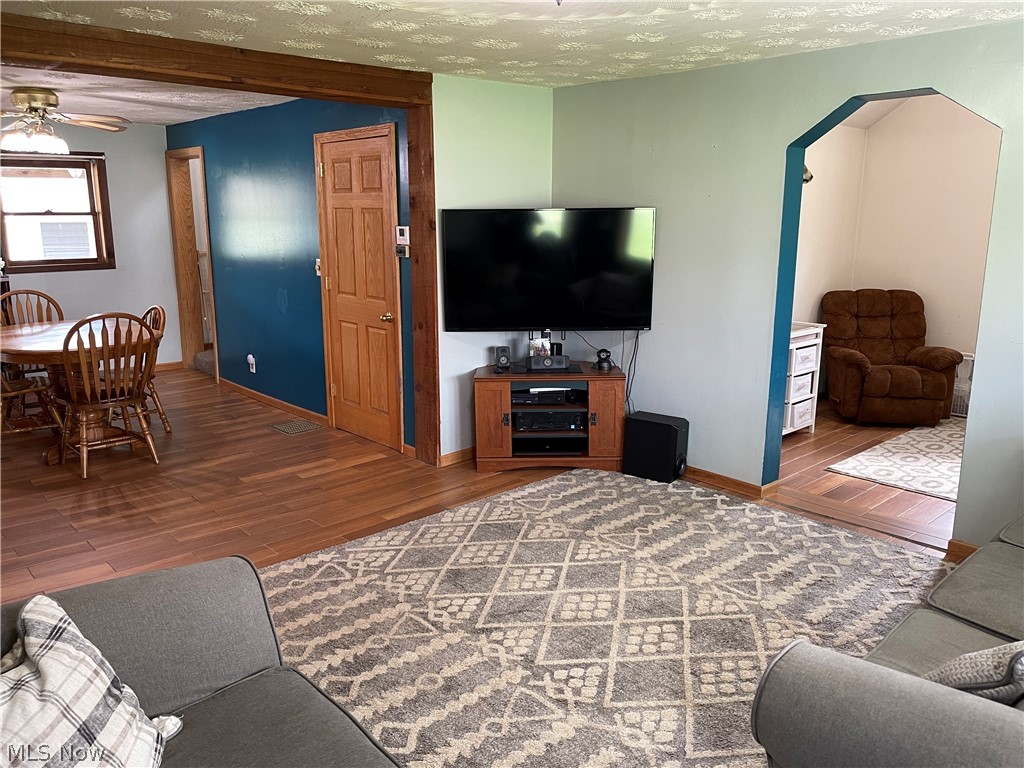 5794 Dogtown Road Southeast Dennison, OH 44621 - Photo 15 of 27 Livingroom