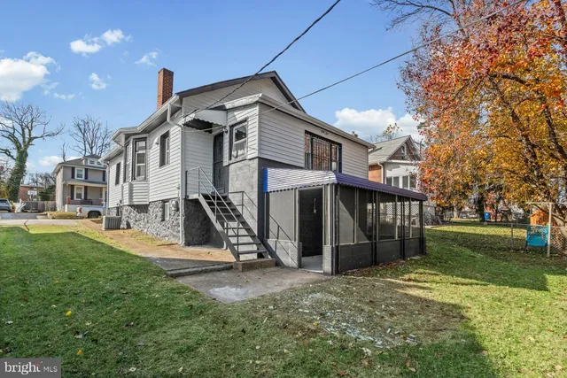 a view of a yard with a tree