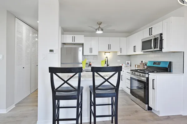$178,400 | 9725 Karlov Avenue, Unit 610, Oak Lawn, IL 60453