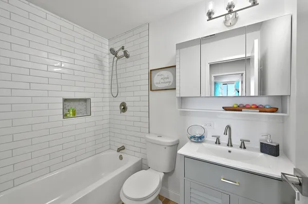 $178,400 | 9725 Karlov Avenue, Unit 610, Oak Lawn, IL 60453