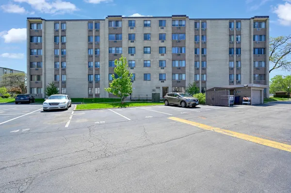 $178,400 | 9725 Karlov Avenue, Unit 610, Oak Lawn, IL 60453