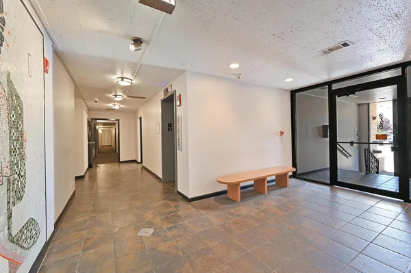 $178,400 | 9725 Karlov Avenue, Unit 610, Oak Lawn, IL 60453