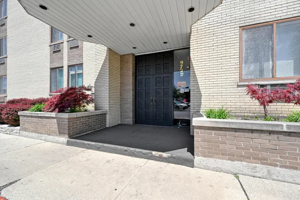 $178,400 | 9725 Karlov Avenue, Unit 610, Oak Lawn, IL 60453