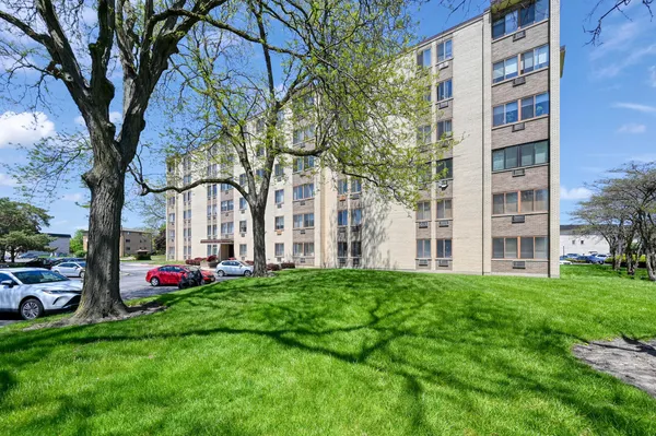 $178,400 | 9725 Karlov Avenue, Unit 610, Oak Lawn, IL 60453