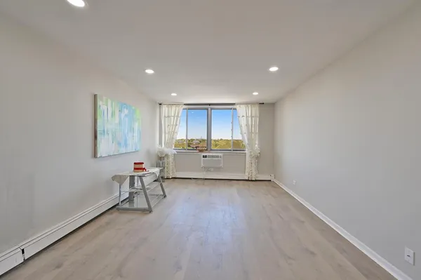 $178,400 | 9725 Karlov Avenue, Unit 610, Oak Lawn, IL 60453