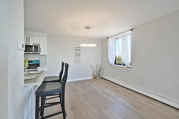 $178,400 | 9725 Karlov Avenue, Unit 610, Oak Lawn, IL 60453