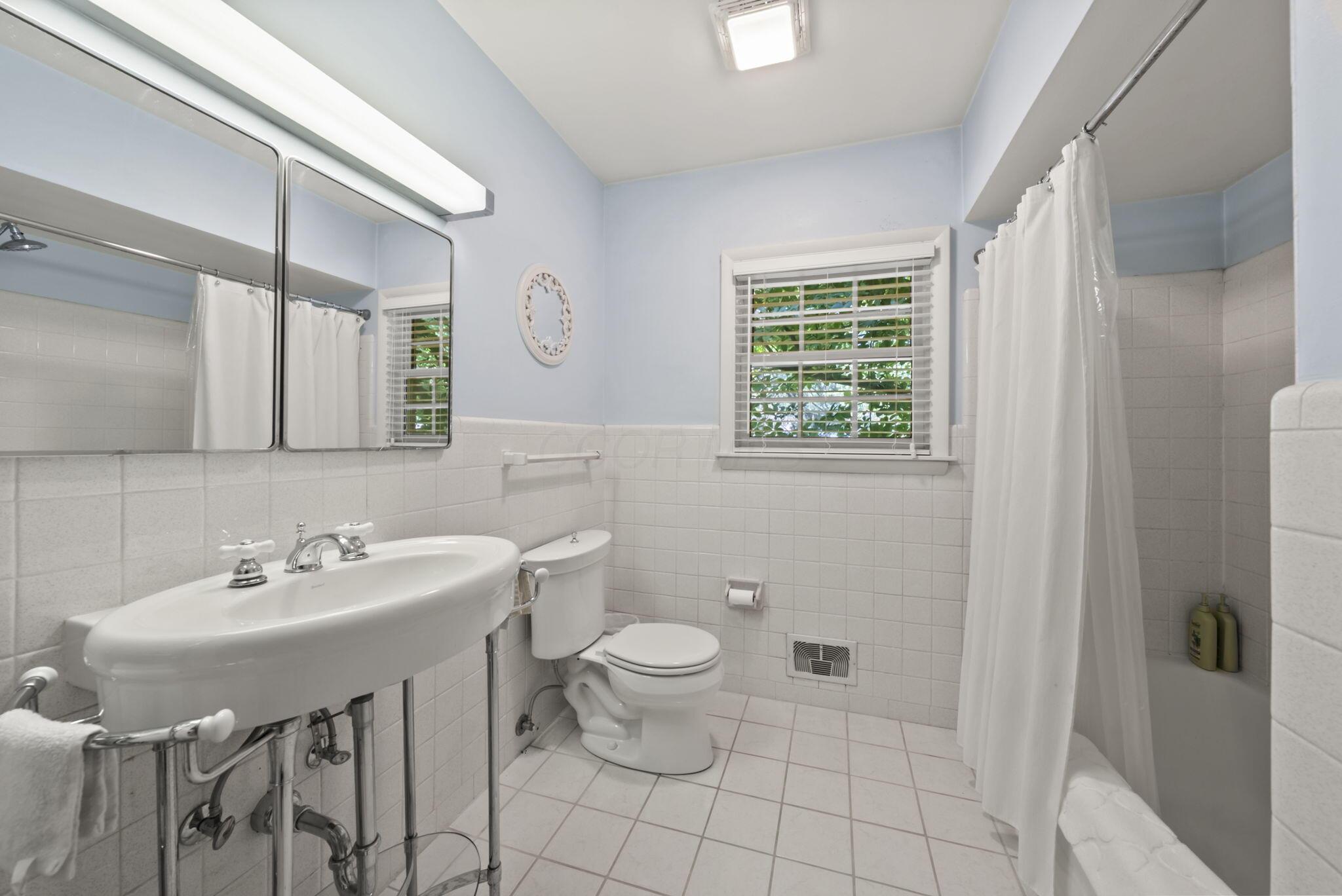 4500 Dublin Road, Unit 452 Columbus, OH 43221 - Photo 35 of 60 Bathroom