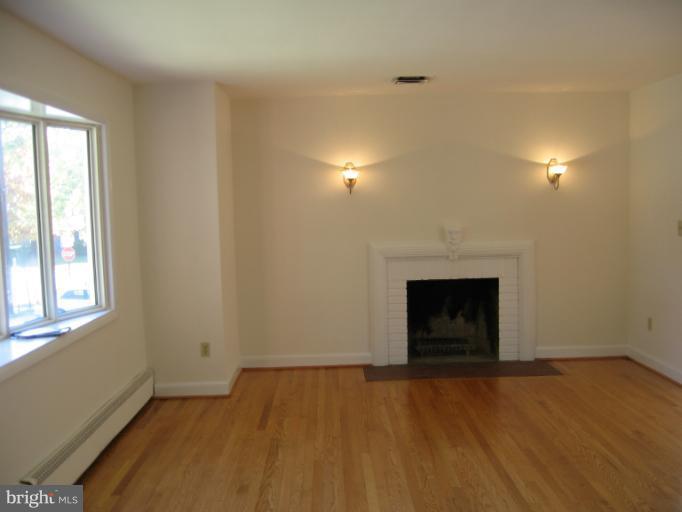 2408 North Rockingham Street Arlington, VA 22207 - Photo 7 of 18 Living Room