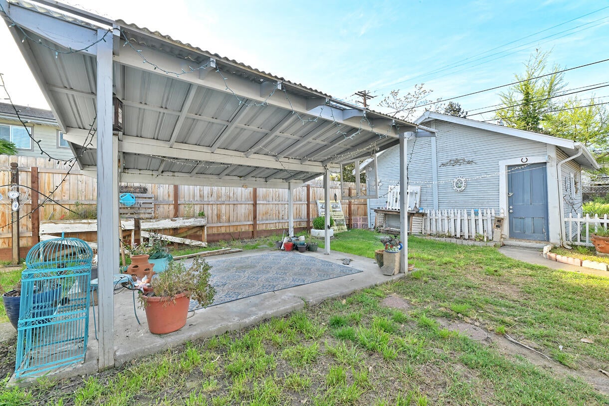 911 Reddy Avenue Medford, OR 97504 - Photo 22 of 29 Backyard, carriage house