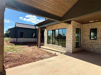 a view of entryway with a garden