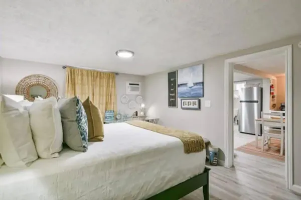 $950 | 1701 17th Street, Unit C, Galveston, TX 77550