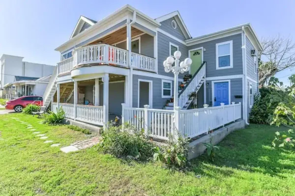 $950 | 1701 17th Street, Unit C, Galveston, TX 77550