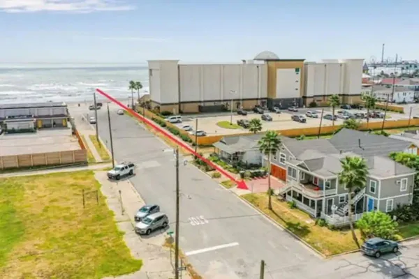 $950 | 1701 17th Street, Unit C, Galveston, TX 77550