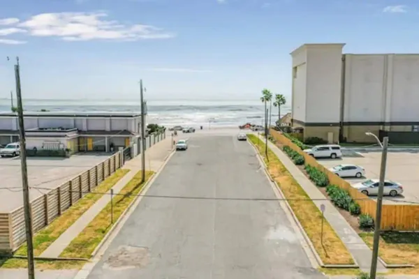 $950 | 1701 17th Street, Unit C, Galveston, TX 77550