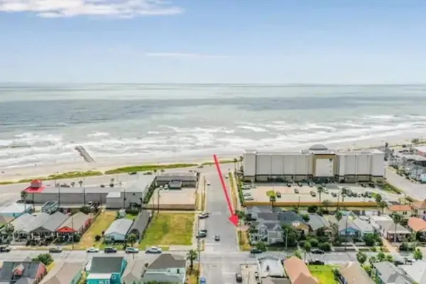 $950 | 1701 17th Street, Unit C, Galveston, TX 77550