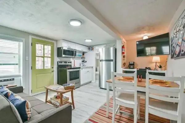 $950 | 1701 17th Street, Unit C, Galveston, TX 77550