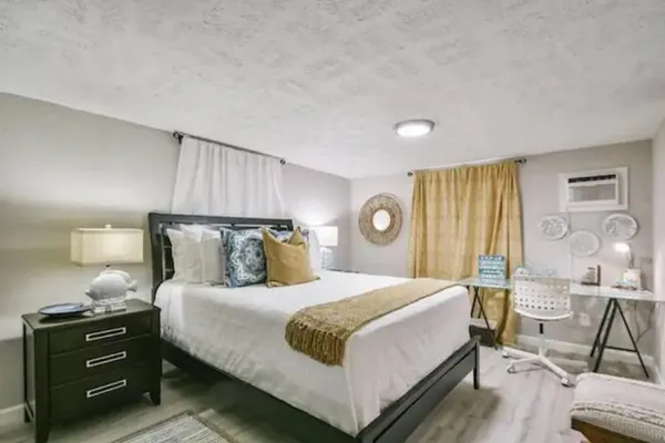 $950 | 1701 17th Street, Unit C, Galveston, TX 77550