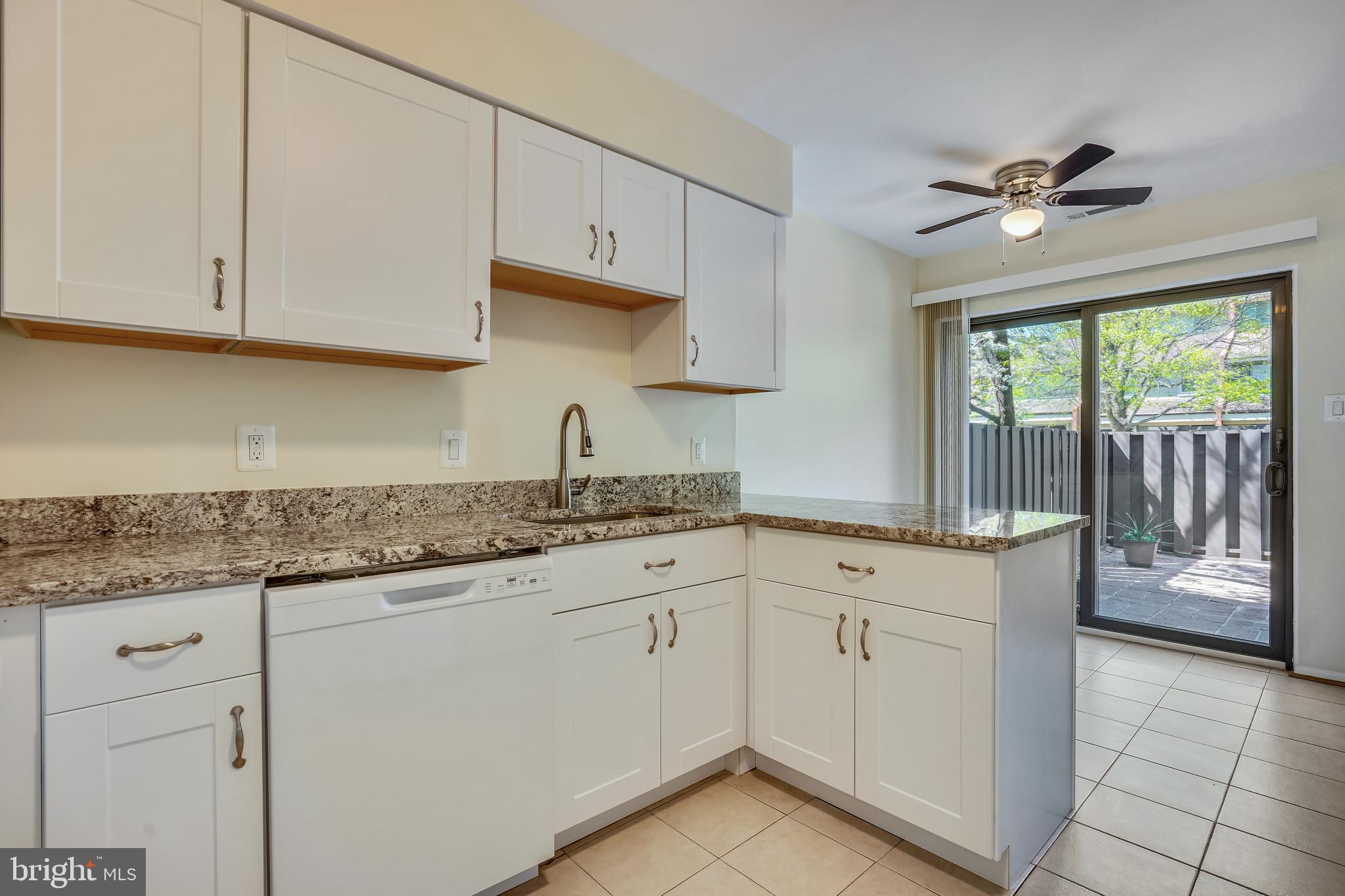 1386 Northgate Square Reston, VA 20190 - Photo 3 of 25 Kitchen, breakfast room