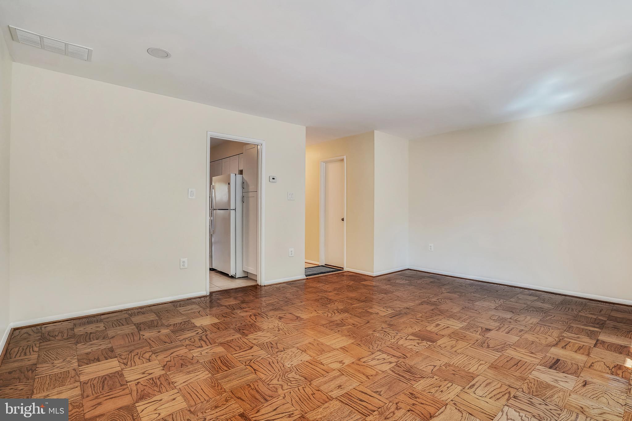 1386 Northgate Square Reston, VA 20190 - Photo 8 of 25 Living room