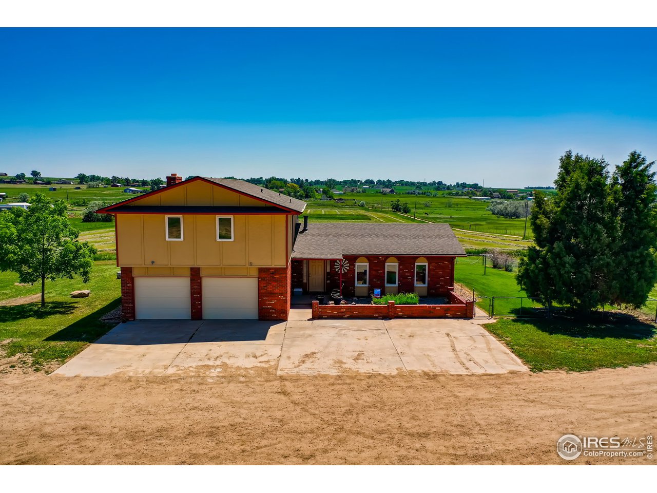 13165 East County Line Road Longmont, CO 80504 - Photo 3 of 39 Lots of parking on concrete drive.