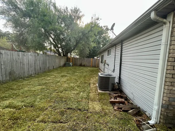 a view of a backyard