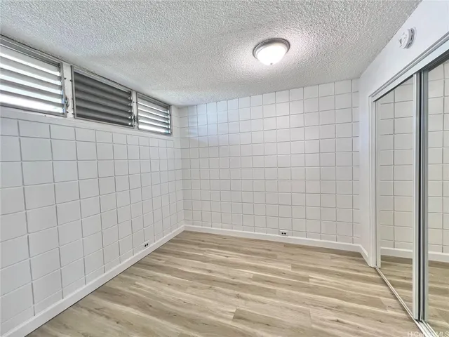 a view of a livingroom with furniture