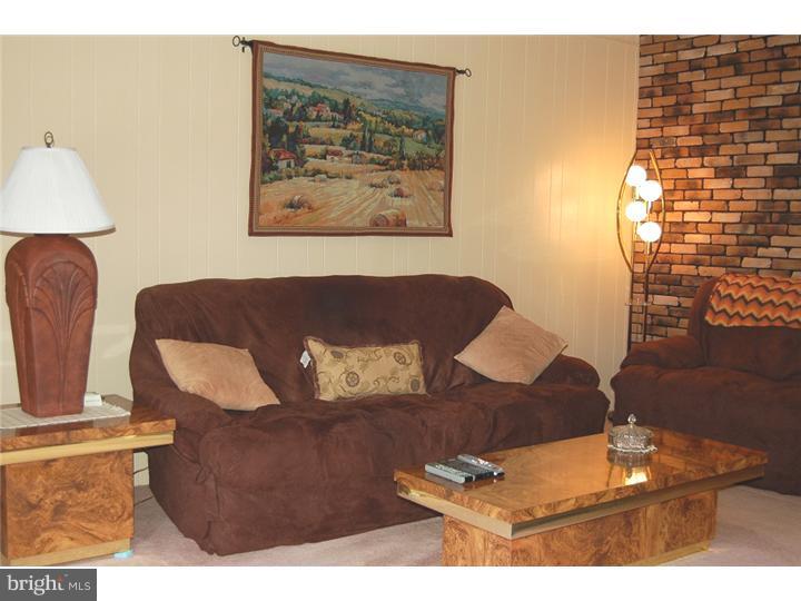 1006 Surrey Road Philadelphia, PA 19115 - Photo 16 of 21 Living Room