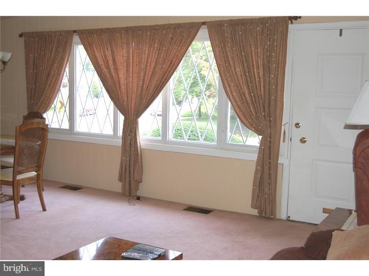 1006 Surrey Road Philadelphia, PA 19115 - Photo 18 of 21 Living Room