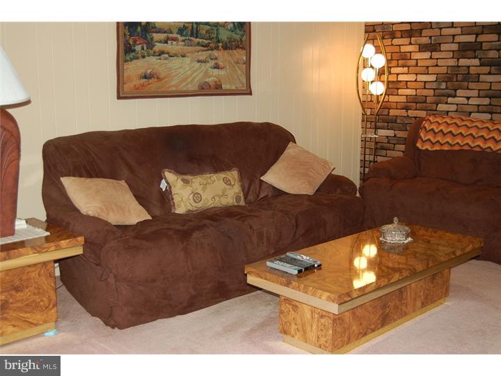 1006 Surrey Road Philadelphia, PA 19115 - Photo 5 of 21 Living Room