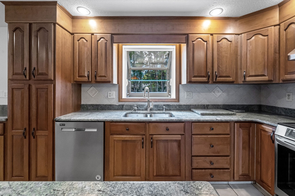 169 Country Road Agawam, MA 01001 - Photo 10 of 41