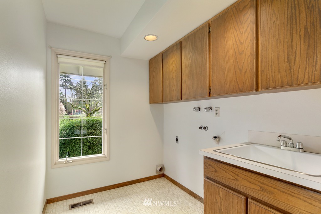8485 Hunts Point Lane Hunts Point, WA 98004 - Photo 12 of 21