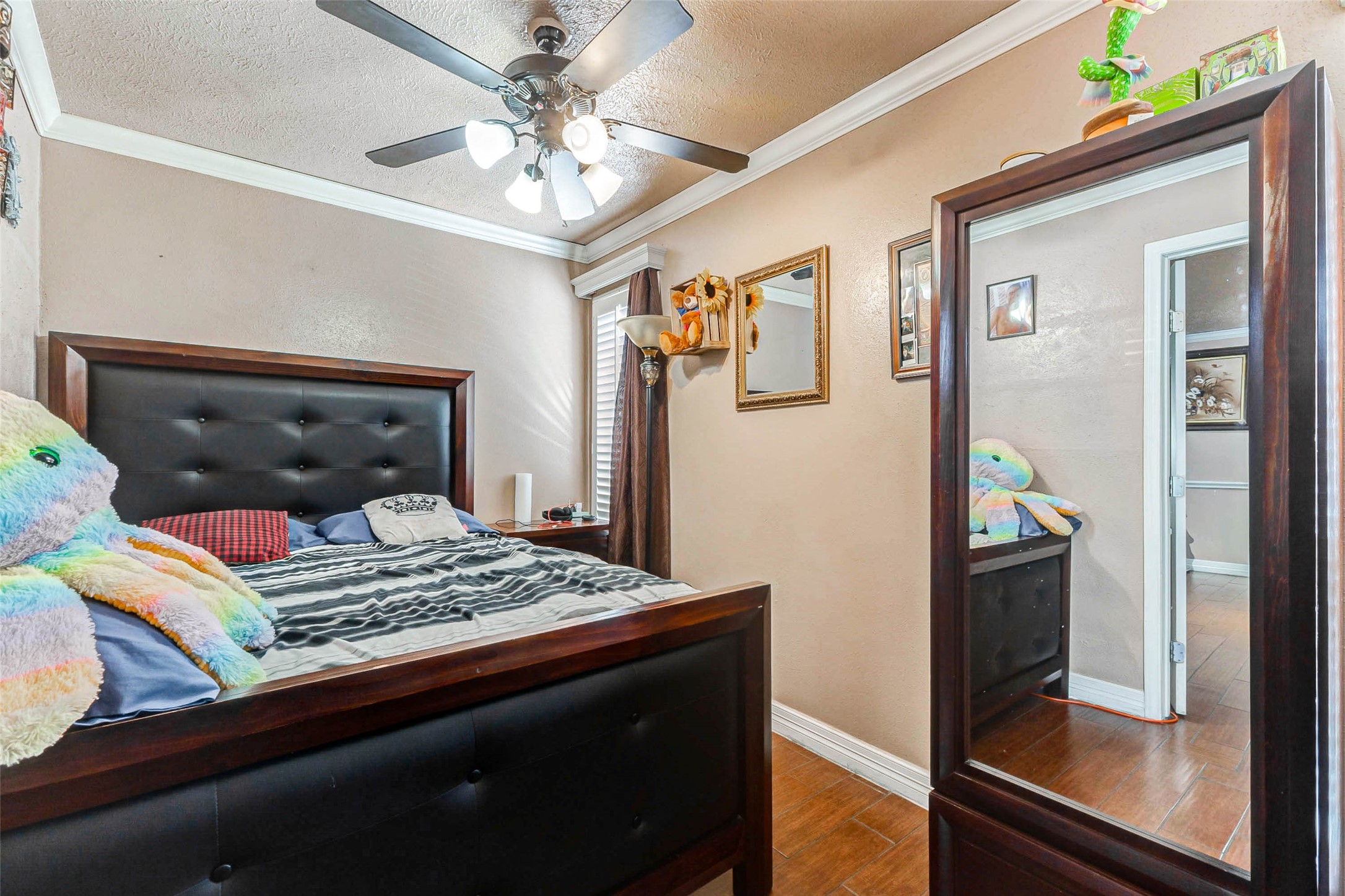7313 Gulf Freeway, Unit 1011 Houston, TX 77017 - Photo 11 of 11 a living room with furniture and a rug