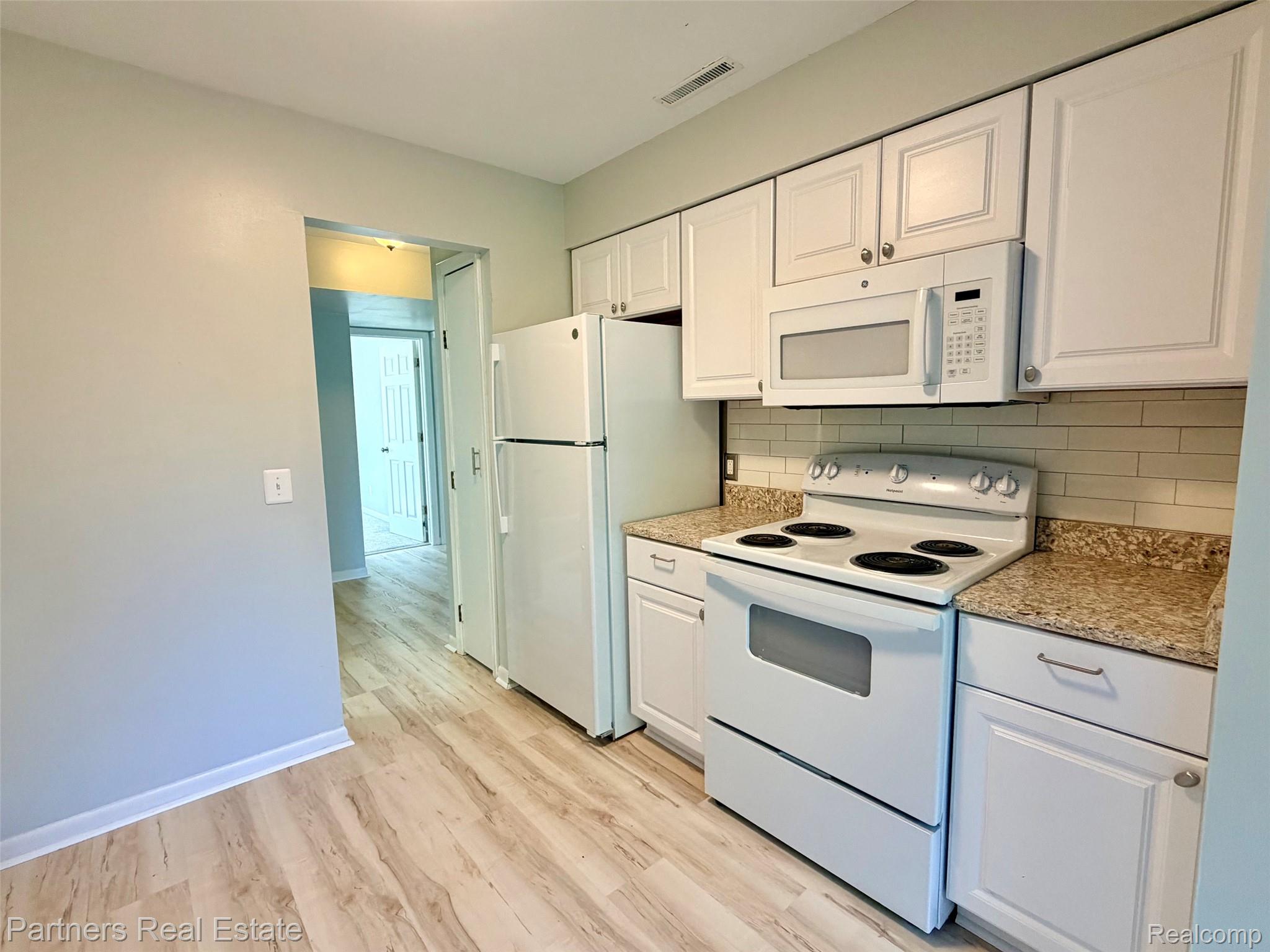 507 West Highland Road, Unit 11 Howell, MI 48843 - Photo 9 of 29 New Refrigerator, New Stove