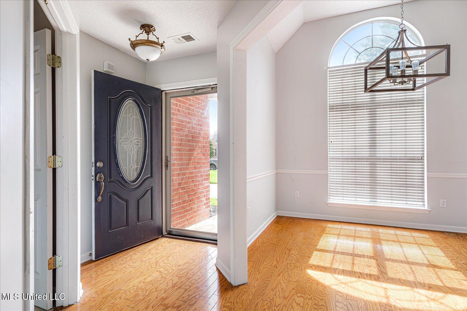 5665 Deer Ridge Drive Southaven, MS 38672 - Photo 5 of 33 05-05-2271363mi-5665 Deer Ridge Dr