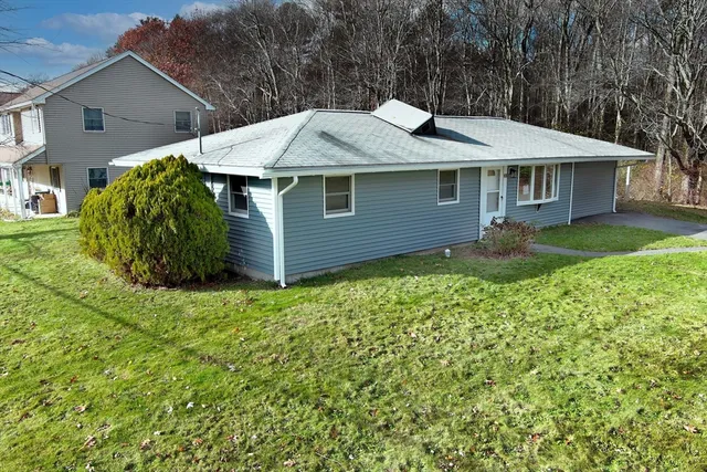 a view of a house with a yard