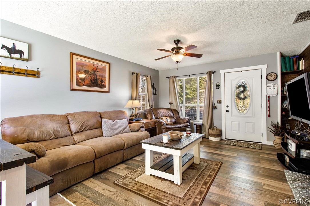18167 Old Ridge Road Montpelier, VA 23192 - Photo 6 of 26 Family Room