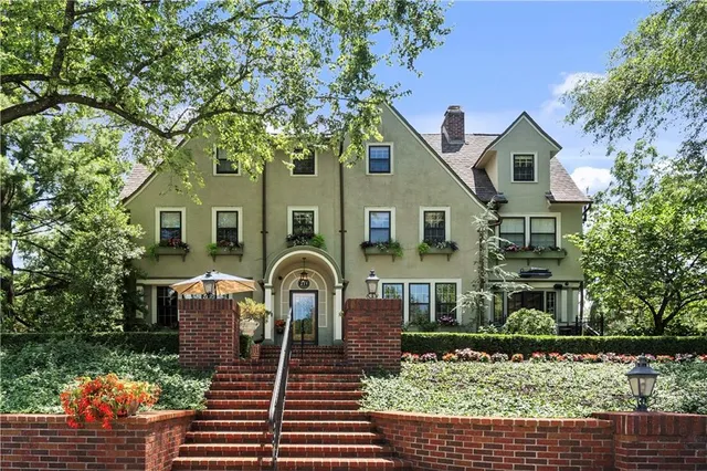 $2,450,000 | 239 West 52nd Street, Kansas City, MO 64112