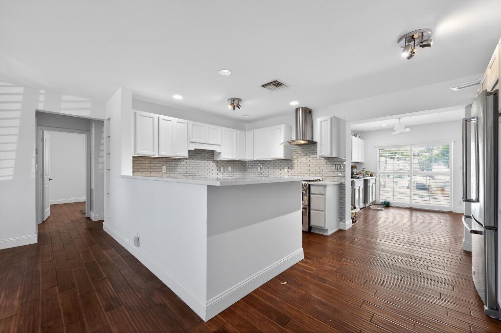 636 Kingfish Road North Palm Beach, FL 33408 - Photo 11 of 23 42291_6a2457c4a0d9f_06.06.2026_image-11