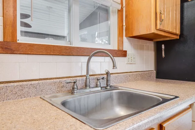 a view of empty room with a ceiling fan and window