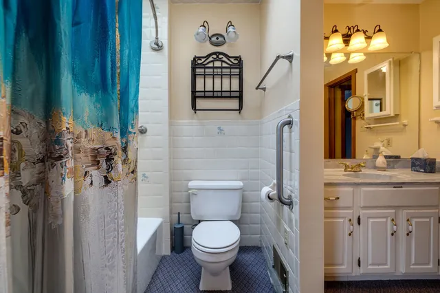 a view of a livingroom with furniture and a ceiling fan