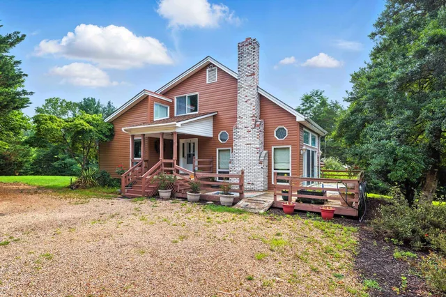 a view of room with cabinet and a ceiling fan