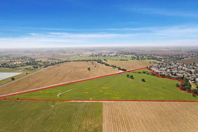 a view of a tennis court