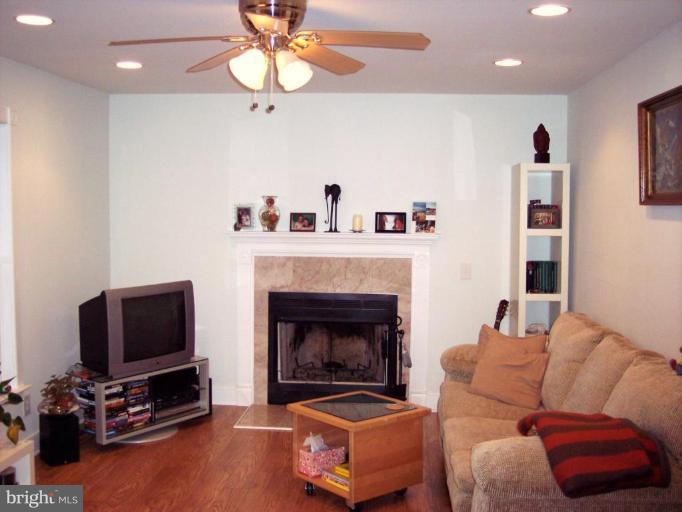 93 Tom Jenkins Road Fredericksburg, VA 22406 - Photo 2 of 13 Marble wood-burning FP