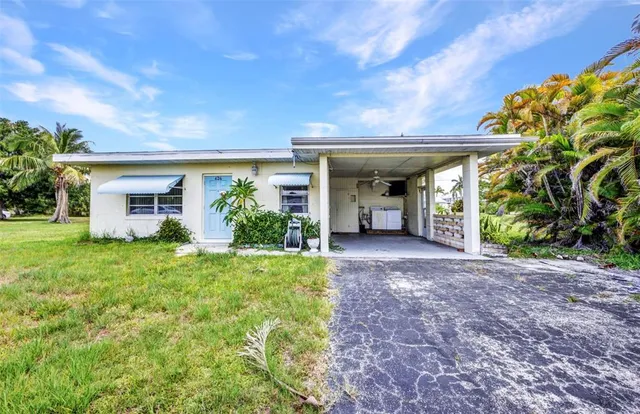 a view of a house with backyard and a garden