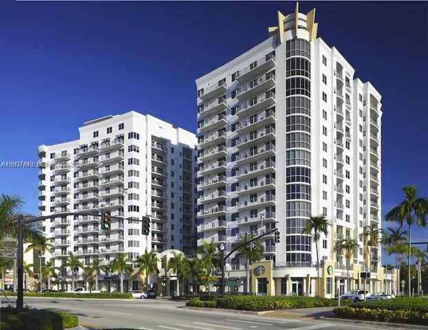 $3,300 | Royal Poinciana, Hollywood, FL 33020