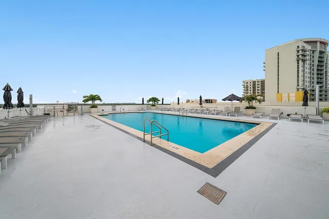 $3,300 | Royal Poinciana, Hollywood, FL 33020