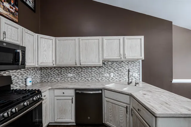 $2,300 | 226 East Conley Drive, Elburn, IL 60119