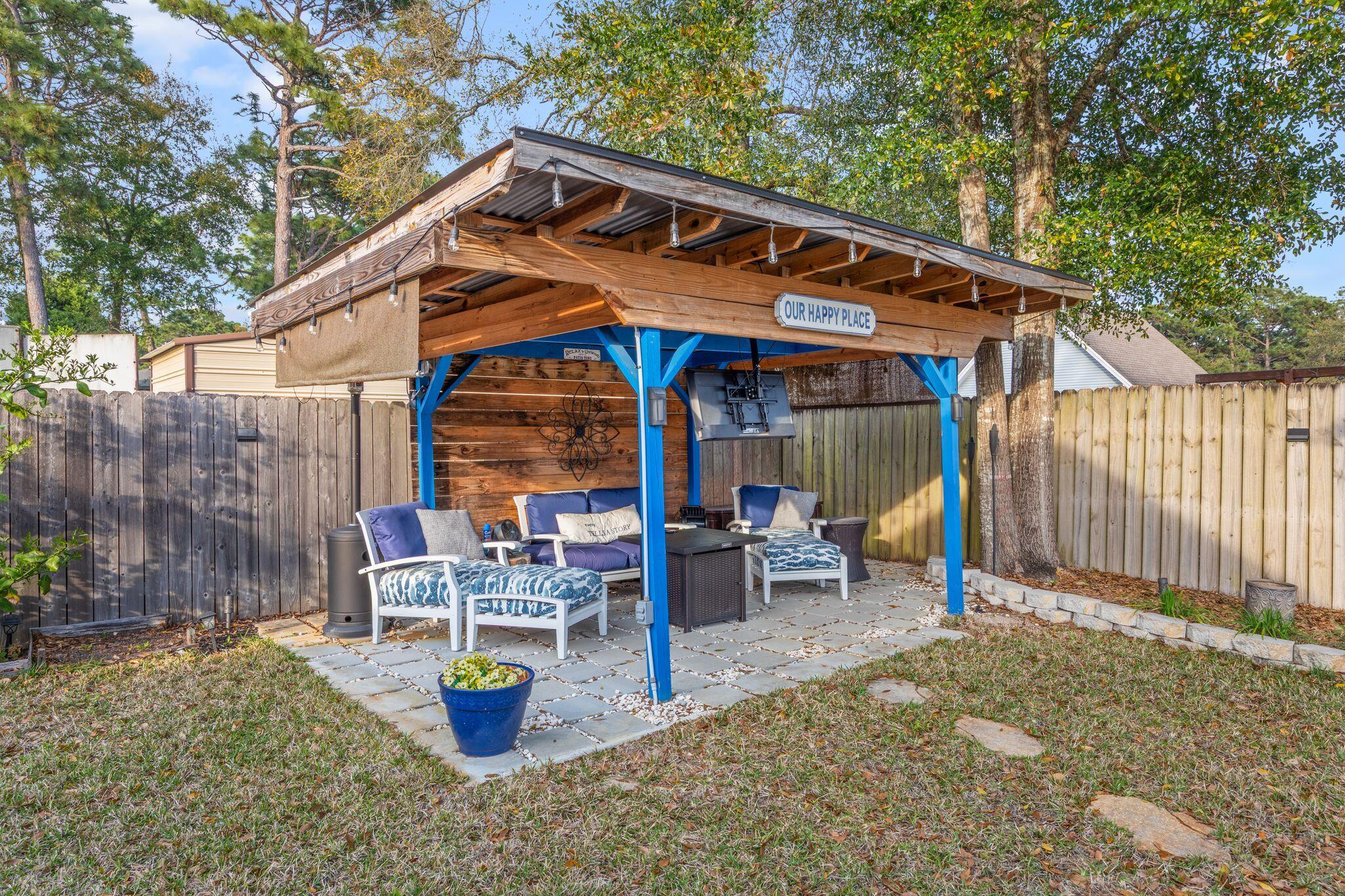 11 Hampton Circle Niceville, FL 32578 - Photo 59 of 79 a view of sitting area with chairs and table