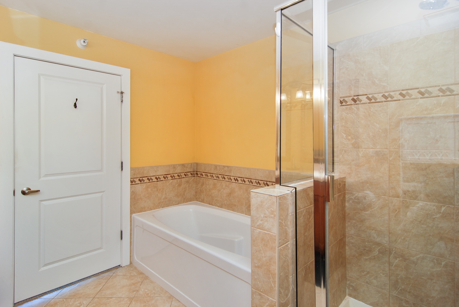 1905 South Wolf Road, Unit 605 Hillside, IL 60162 - Photo 19 of 31 a bathroom with a tub and shower